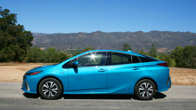 Illustration for article titled The 2017 Toyota Prius Prime Is A High-Tech Pretend Tesla That Gets Incredible Mileage